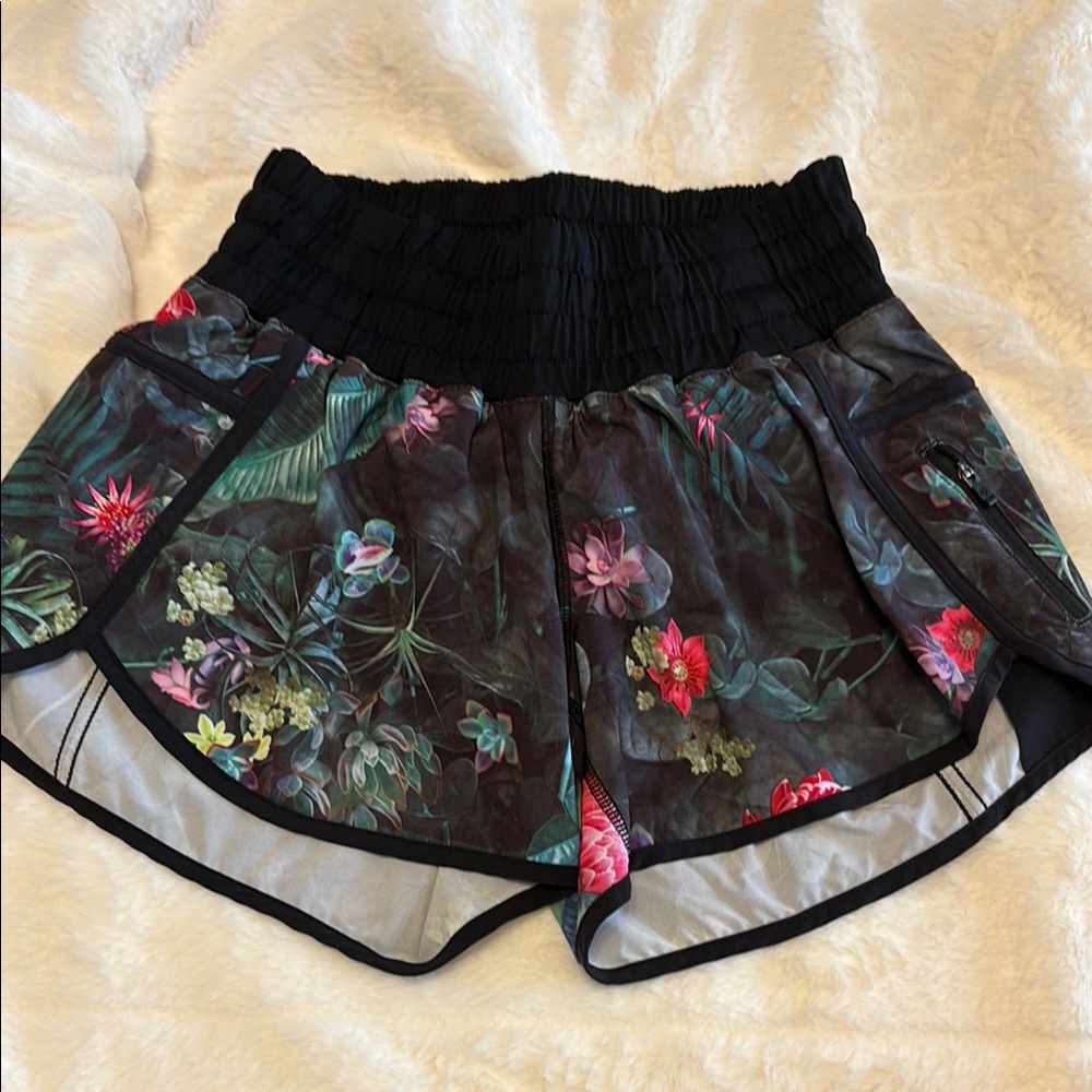 Lululemon size 4 tracker shorts